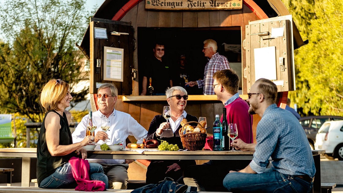 An den vielen Weinprobierständen im Rheingau geht es gesellig zu, man trifft viele Einheimische und Gäste!